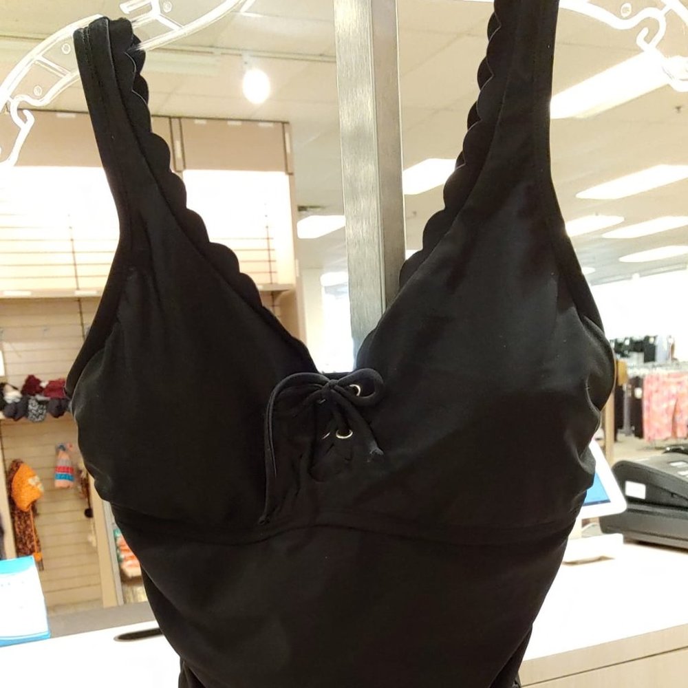 Women's Grommet Scallop Classic One Piece Swimsuit - Picture 4 of 9